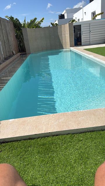 Piscina residencial con agua cristalina tratada por Water Wizard
