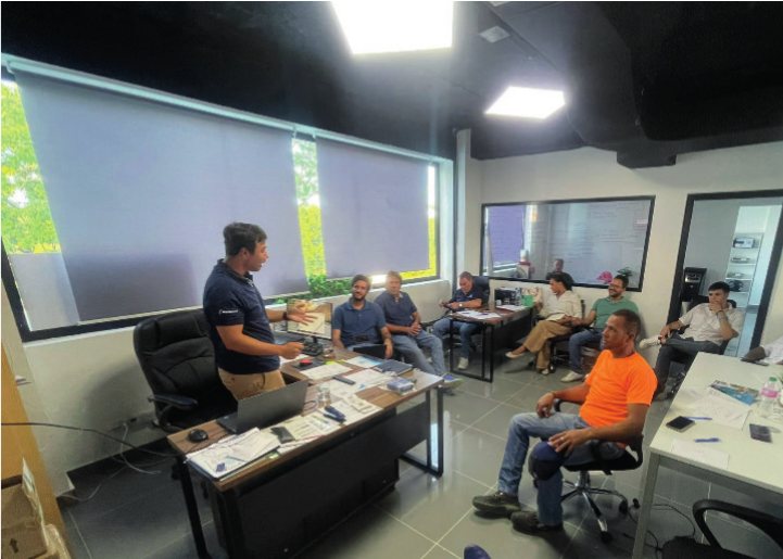 Equipo técnico de Water Wizard analizando un proyecto